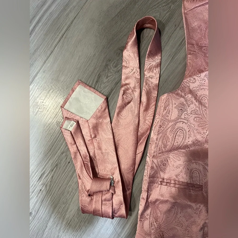 NWOT Vesuvio  Napoli‎ Pink Paisley Vest and Tie